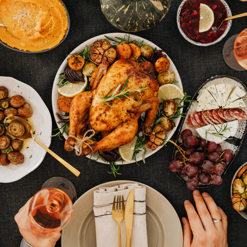 Χριστουγεννιάτικες σαλάτες που αναδεικνύουν κάθε πιάτο. Ο σωστός συνδυασμός για ένα ισορροπημένο γιορτινό τραπέζι.