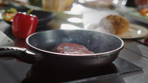 Πώς να φτιάξεις ζουμερή και μαλακή μπριζόλα σχάρας σε ένα τηγάνι!