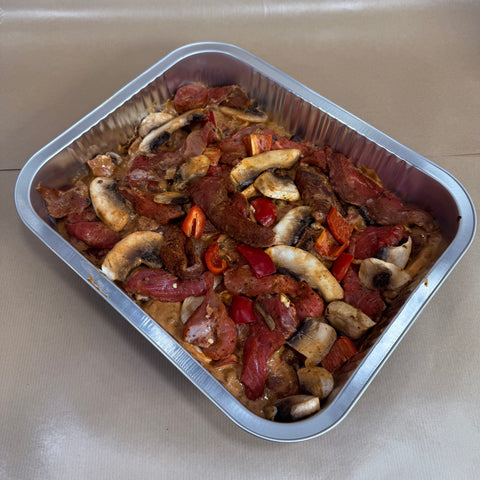 
Μοσχαράκι stroganoff σε σκεύος, με κρεμώδη σάλτσα μανιταριών και λαχανικά, έτοιμο για ψήσιμο.
