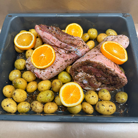 
Κότσι χοιρινό σε γάστρα με μπύρα και πορτοκάλι, ψημένο μέχρι να γίνει τρυφερό με τραγανή πετσούλα.

