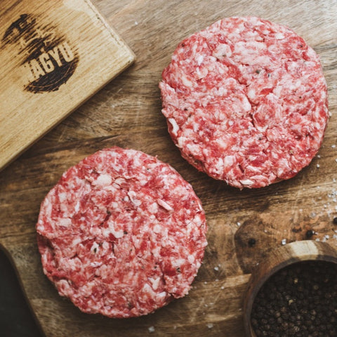 Burger από 100% Japanese Wagyu, ωμό φρέσκο premium μπιφτέκι με υψηλή μαρμάρωση BMS 8–12, πλούσια γεύση και βουτυράτη υφή, ιδανικό για gourmet burgers, από το Siakos.gr