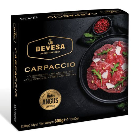 Carpaccio Angus Devesa Αργεντινής στρωμένο σε πιάτο, με ρόκα, παρμεζάνα και ελαιόλαδο.