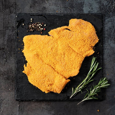 
Χειροποίητο πανέ φιλέτο μπούτι κοτόπουλου έτοιμο για ψήσιμο.
