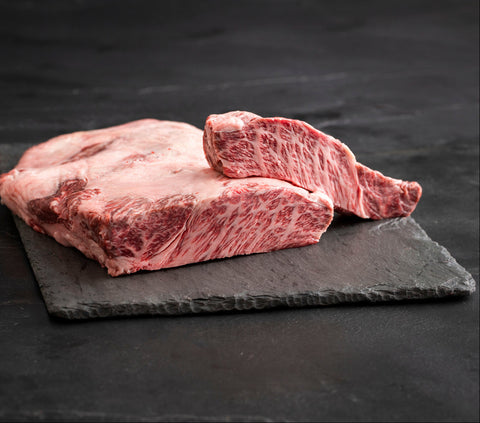 Deckle Wagyu BMS 9+ Australia Stone Axe – μαρμαρωμένο brisket deckle wagyu, ψημένο low &amp; slow, κομμένο σε χοντρές φέτες ή pulled.