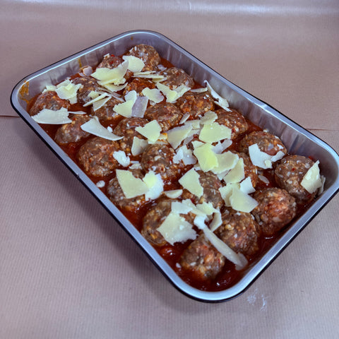 Italian Meatballs με Παρμεζάνα σε ταψάκι, ωμό έτοιμο για ψήσιμο φαγητό με σάλτσα ντομάτας, βασιλικό και παρμεζάνα, χειροποίητο και φρέσκο, ιδανικό για φούρνο, από το Siakos.gr