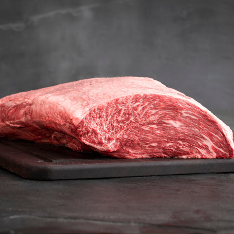 Outside Flat Wagyu Japanese A5 Gunma, ωμό φρέσκο ιαπωνικό wagyu κρέας με εξαιρετική μαρμάρωση BMS 10–12, premium κοπή με βουτυρένια υφή και umami γεύση, ιδανικό για grill ή teppanyaki, από το Siakos.gr