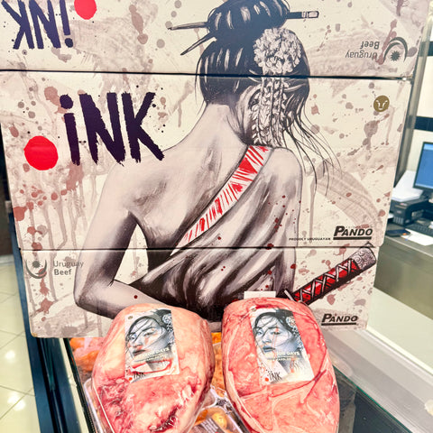 Picanha 350+ Wagyu F1 Uruguay 7+ INK 500 g με λιπαρό καπάκι, ψημένη στη σχάρα και κομμένη σε λεπτές φέτες πάνω σε ξύλο κοπής.