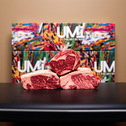 Rib Eye 200+ Day Grain Fed Black Angus UMI – ζουμερή μπριζόλα rib eye με μαρμάρωμα, ψημένη medium-rare και σερβιρισμένη με πατάτες και λαχανικά.