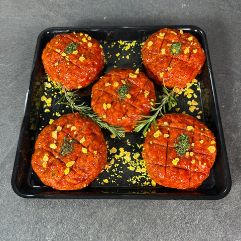 
Στρογγυλά μοσχαρίσια μπιφτέκια γεμιστά με κασέρι, ωμά, έτοιμα για ψήσιμο.
