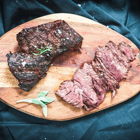 
Καπνιστά μάγουλα μοσχαρίσια Black Angus σε κομμάτια, έτοιμα για γρήγορο ψήσιμο 2–3 λεπτών.
