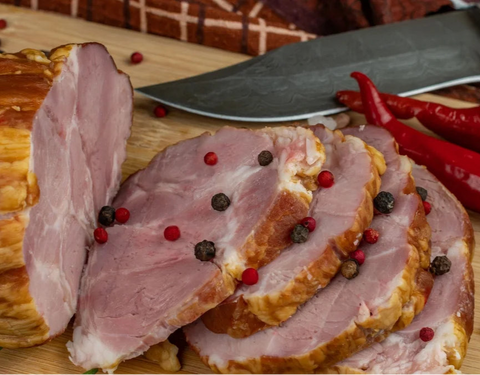 
Πιπεράτο καπνιστό μπούτι χοιρινό σε φέτες/κομμάτι, έτοιμο για γρήγορο ζέσταμα πριν την κατανάλωση.
