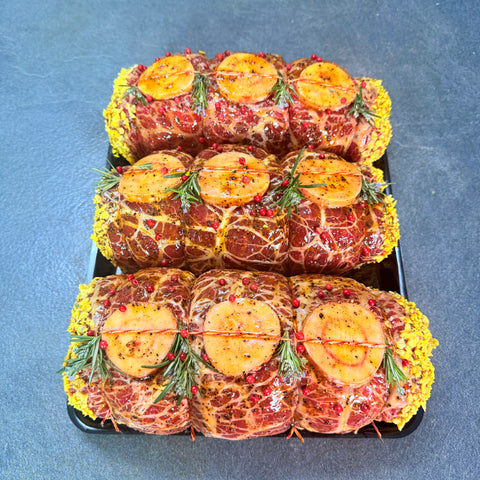 
Ρολό μοσχαρίσιο γεμιστό με μανιτάρια και τυριά έτοιμο για ψήσιμο.
