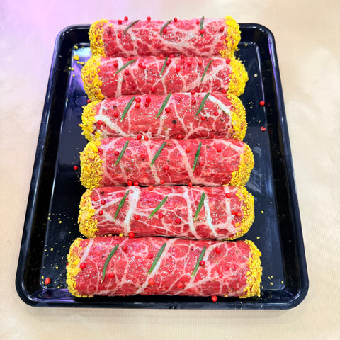 
Μοσχαρίσια ρολίνια γεμιστά με Philadelphia και κιμά αρνίσιο έτοιμα για μαγείρεμα.
