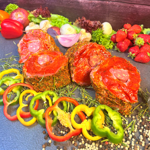 Λαιμός μαύρου χοίρου γεμιστός με πικάντικο λουκάνικο – έτοιμος για ψήσιμο, χειροποίητος.
