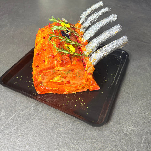 
Χοιρινή μπριζόλα γαλλικής κοπής γεμιστή με γραβιέρα, ζαμπόν και πιπεριές, έτοιμη για ψήσιμο.
