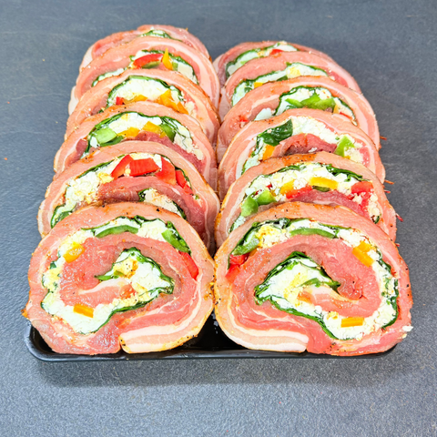 
Χοιρινή πανσέτα γεμιστή με σπανάκι baby, φέτα και πολύχρωμες πιπεριές έτοιμη για φούρνο.
