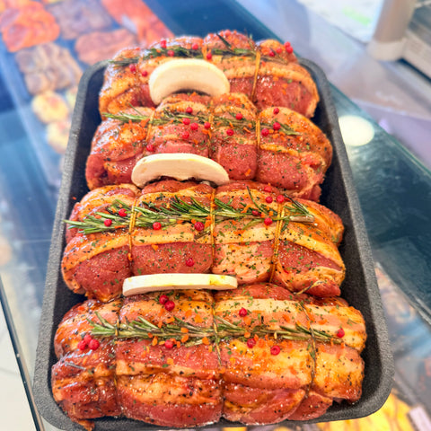 
Ρολάκι χοιρινό από λαιμό γεμιστό με κιμά και τυρί έτοιμο για ψήσιμο.
