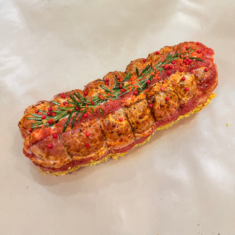 
Ρολό κουνέλι γεμιστό με λουκάνικο και κιμά κοτόπουλου έτοιμο για ψήσιμο.
