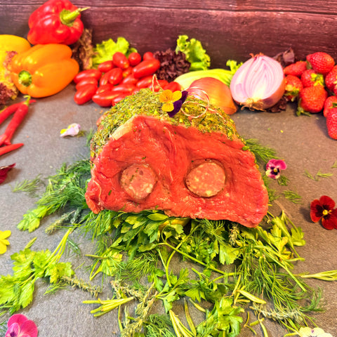 Striploin γεμιστό με λουκάνικο Τζουμαγιάς Σερρών και κρούστα μυρωδικών – έτοιμο για ψήσιμο.