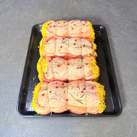 
Μίνι ρολάκια κοτόπουλο γεμιστά με γκούντα και καπνιστό χοιρινό, τοποθετημένα σε ταψί πριν το ψήσιμο.