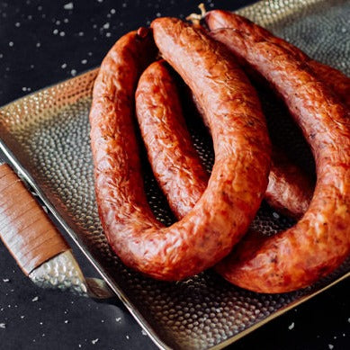 
Καυτερό παραδοσιακό λουκάνικο ωμό, έτοιμο για ψήσιμο σε σχάρα ή τηγάνι.
