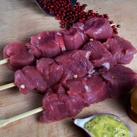 
Σουβλάκι από μοσχαρίσιο φιλέτο tenderloin έτοιμο για ψήσιμο.
