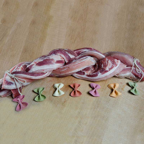 
Πλεξούδα πανσέτας ελληνικού χοιρινού έτοιμη για ψήσιμο.
