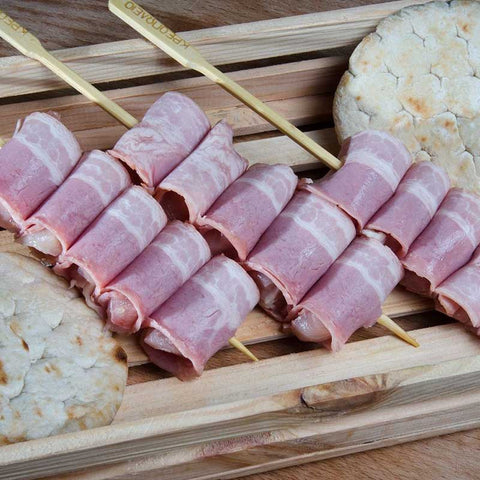 
Σουβλάκι κοτομπέικον με κοτόπουλο τυλιγμένο σε μπέικον έτοιμο για ψήσιμο.
