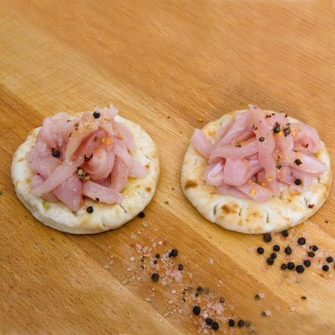 Γύρος Κοτόπουλο Ψιλοκομμένος – φρέσκο ελληνικό κοτόπουλο με ξηρή καρύκευση μουστάρδας και τομάτας, έτοιμο για ψήσιμο από το Siakos.gr