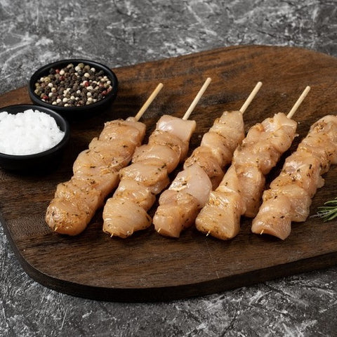 
Σουβλάκι κοτόπουλο με φυσικά καρυκεύματα έτοιμο για ψήσιμο.
