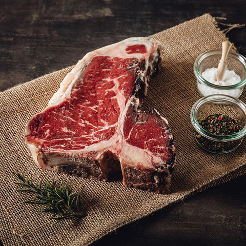 
Μοσχαρίσια μπριζόλα T-Bone ξηράς ωρίμανσης 20 ημερών με κόκκαλο σε σχήμα Τ, έτοιμη για ψήσιμο.
