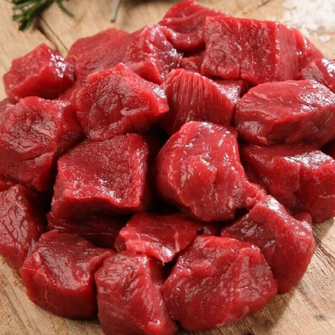 
Μπουκιές μοσχαρίσιες Γαλλίας κομμένες σε μικρά κομματάκια, ωμές, έτοιμες για τας κεμπάπ στην κατσαρόλα.
