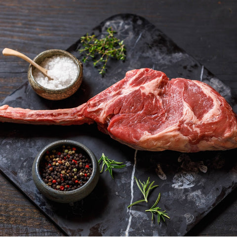 
Μοσχαρίσια μπριζόλα tomahawk Ελλάδος με μακρύ κόκκαλο, έτοιμη για ψήσιμο.
