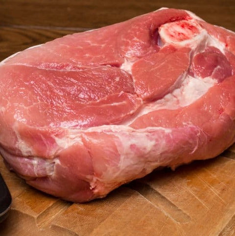 
Μπούτι χοιρινό με οστό Ελλάδος ωμό, έτοιμο για ψήσιμο σε φούρνο ή γάστρα.
