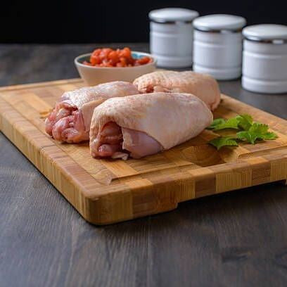 
Μπούτι κοτόπουλο χωρίς οστό με δέρμα Ελλάδος, ωμό, έτοιμο για ψήσιμο.
