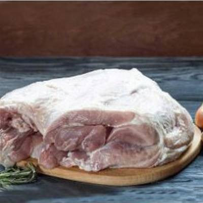 
Μπούτι με οστό από ελληνικό μαύρο χοίρο ελευθέρας βοσκής, ωμό, έτοιμο για αργό ψήσιμο.
