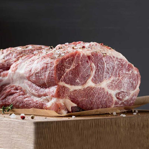 
Λαιμός με οστό από ελληνικό μαύρο χοίρο ελευθέρας βοσκής, ωμός, έτοιμος για αργό ψήσιμο ή BBQ.
