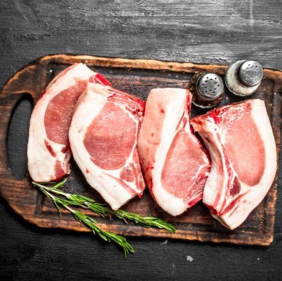 
Χοιρινή μπριζόλα κόντρα από ελληνικό μαύρο χοίρο ελευθέρας βοσκής, ωμή, έτοιμη για ψήσιμο.
