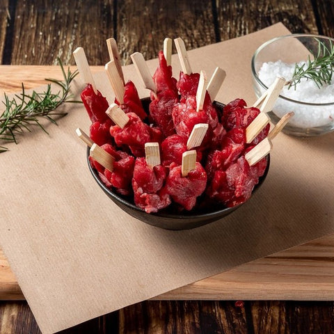 
Μίνι σουβλάκια από μοσχαρίσιο φιλέτο (tenderloin) σε καλαμάκι, ωμά, έτοιμα για ψήσιμο.