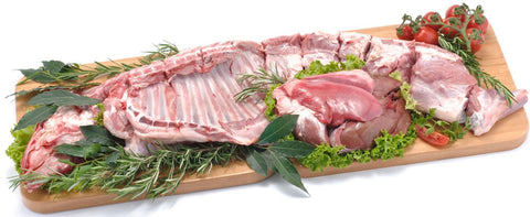 
Μισό αρνί γάλακτος ωμό, έτοιμο για τεμαχισμό και ψήσιμο.
