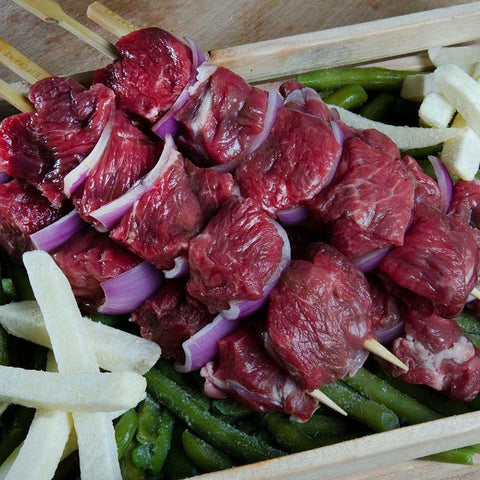 
Σουβλάκι πρόβειο Ελλάδος κομμένο σε μπουκιές για ψήσιμο
