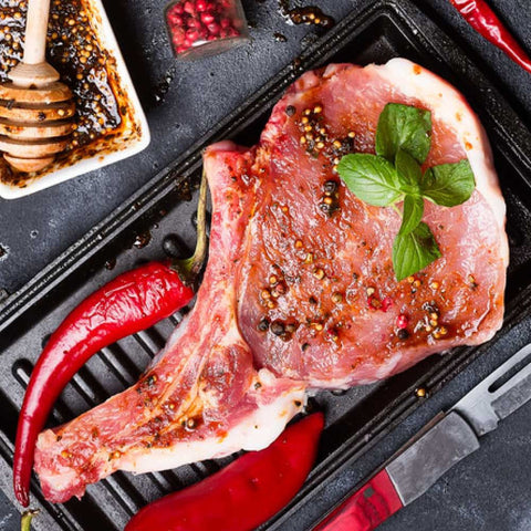 
Χοιρινή μπριζόλα κόντρα Ελλάδος με φυσικά καρυκεύματα, ωμή, έτοιμη για ψήσιμο.
