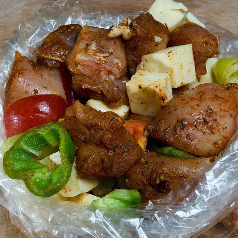 
Κλέφτικο χοιρινό σε σακούλα ψησίματος με πατάτες &amp; μυρωδικά — έτοιμο για φούρνο