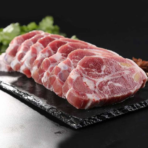 
Χοιρινές μπριζόλες λαιμού Ελλάδος σε οικογενειακή συσκευασία, ωμές, έτοιμες για ψήσιμο.
