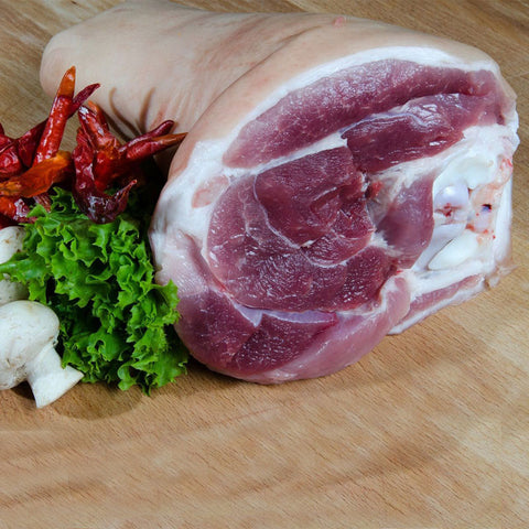 
Κότσι χοιρινό από μπούτι Ελλάδος ωμό, έτοιμο για αργό ψήσιμο σε γάστρα ή κατσαρόλα.
