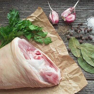 
Κότσι χοιρινό από τη σπάλα Ελλάδος ωμό, έτοιμο για αργό ψήσιμο σε γάστρα ή κατσαρόλα.
