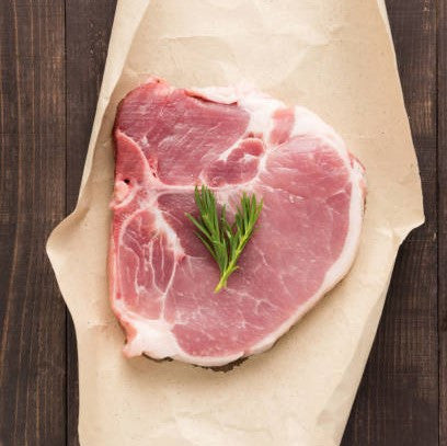 
Χοιρινή μπριζόλα T-bone Ελλάδος με κόκκαλο σε σχήμα Τ, ωμή, έτοιμη για ψήσιμο.
