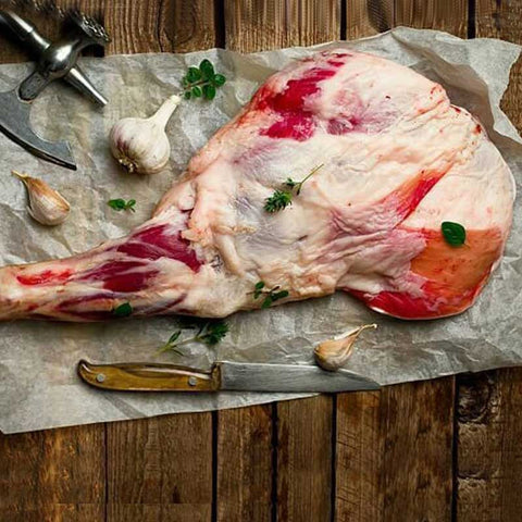 Μπροστινό πρόβειο Ελλάδος ωμό, έτοιμο για αργό μαγείρεμα σε κατσαρόλα ή φούρνο.