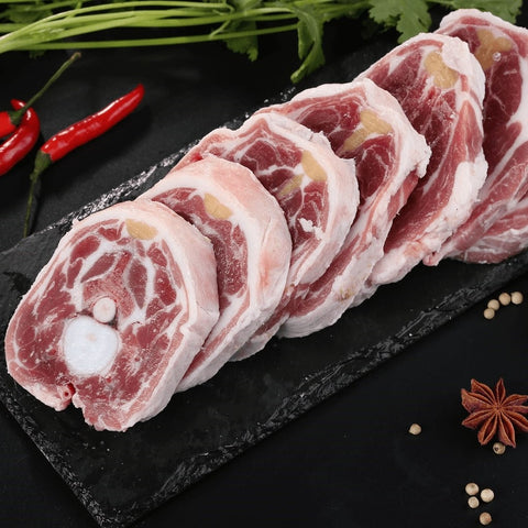 
Λαιμός με οστό πρόβειο Ελλάδος ωμός, έτοιμος για αργό ψήσιμο σε γάστρα ή κατσαρόλα.
