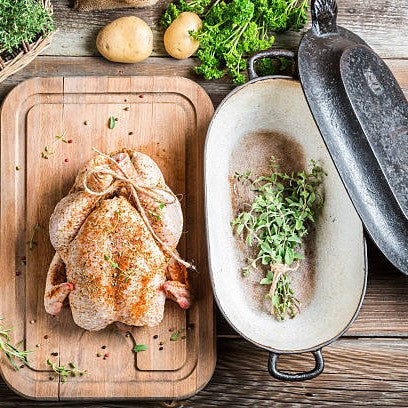 Κοτόπουλο γεμιστό σε ταψί, ψημένο στον φούρνο, με γέμιση ντομάτας, πιπεριάς, τυριού και κιμά κοτόπουλο.